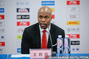 米切尔社媒告别广州龙狮 媒体人:目前第一选择是尝试重返NBA执教