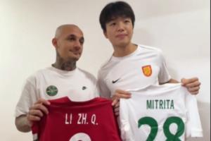 言归于好!米特里策李镇全赛后交换球衣,首回合双方冲突前者染红