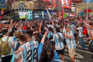 气氛热烈!阿根廷球迷在时代广场举办盛大赛前派对