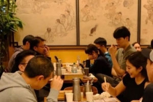 杨瀚森英语学得慢?解说:周围说中文的太多 学骑车先要摘辅助轮