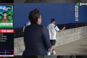 无缘卫冕!梅西赛后低头离开球场,摆了摆手似乎婉拒了记者采访