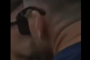 强人锁男皮诺在夺冠巡游上说“亲我一个”,西蒙立刻吻了上去