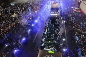 阿根廷归国得到狂热欢迎!众人夹道欢迎敞篷大巴车,斯卡洛尼招手