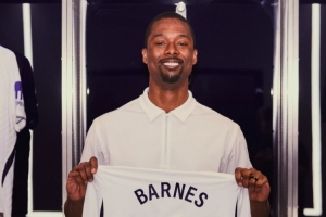 从Spurs到Hotspurs!NBA马刺球员哈里森·巴恩斯造访热刺主场