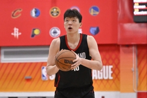 杨瀚森洛杉矶特训进行中!训练师:我们的防守按着文班的来练