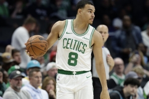 状态很一般!通杰20中7&三分11中4拿到21分 出现3失误4犯规