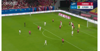杨立瑜飞身侧钩击中横梁,随后懊丧跪地