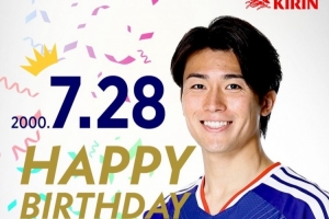 又帅又能踢!日本队官推晒出海报,向中村敬斗送上26岁生日祝福