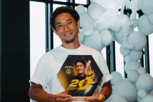 即将友谊赛交手多特,大阪樱花中场香川真司获赠老东家纪念礼物
