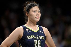 李月汝签约安德玛 期待让更多人感受到篮球的力量