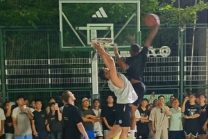 NBA扣篮王的实力!迪亚洛在徐家汇野球场上演炸裂战斧隔扣