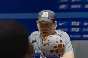 斯卢茨基:明天的比赛非常重要,我们急需一场胜利来提振士气