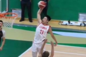 中国人能飞!U18小将张淳智防守反击惊天单臂滑翔隔扣对手!