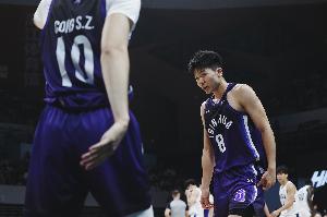 媒体人:石奎比起去年不一样了 若他参加今年CBA选秀会是状元吧?
