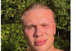 结束假期!哈兰德晒自拍照:回到阳光明媚的曼彻斯特