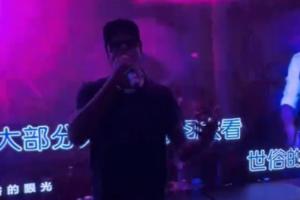 够燥的!杰伦·格林头戴墨镜现身KTV 举麦嗨“唱”李白