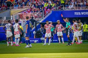 韦伯:FIFA撤销巴洛贡红牌让我深感不安,这将助长阴谋论