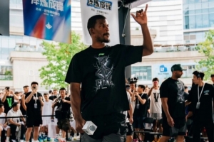 第二天行程结束!巴特勒更新社媒:成都 第二天打卡完成!