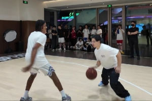 球迷分享与罗斯儿子单挑视频:万一他以后进了NBA我还能吹一吹