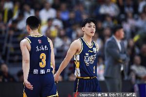记者:之前愿为杜锋玩命的球员现在也没那么紧密了 双方都有问题