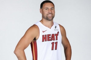 新造型亮相!NBA官方晒克莱身穿热火新战袍