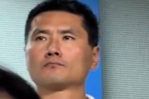 邵佳一现场观战浙江队vs云南玉昆,时不时与团队成员热聊