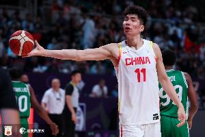 马不停蹄!媒体人:余嘉豪来到诸暨和男篮回合 准备亚运会