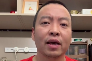 解说:杨瀚森奠定了自己在男篮核心位置 他就是隧道尽头的那束光