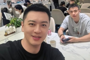 杨鸣晒与赵继伟的合照:机场偶遇中国男篮队长 小伙边线球发不错