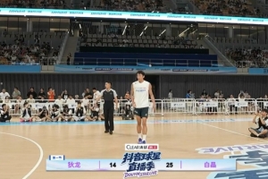 后来居上!白晶开局被轰12-0&首节25-14领先 连续高难度中投!
