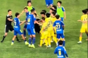 “苏超”南京队2-2战平泰州队,赛后双方球员爆发大面积冲突