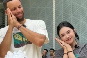 梦幻联动!库里中国行与美娜同框 一起做出经典“晚安”庆祝动作
