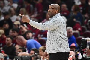 迈克·布朗:球员需放松身心蓄满能量 上赛季的休赛期很短暂