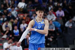 不在状态!曾凡博8投仅2中拿到6分5板 三分5中0