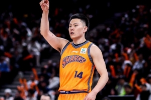 存在感不足!李弘权半场三分3中1 仅得到3分3板1助